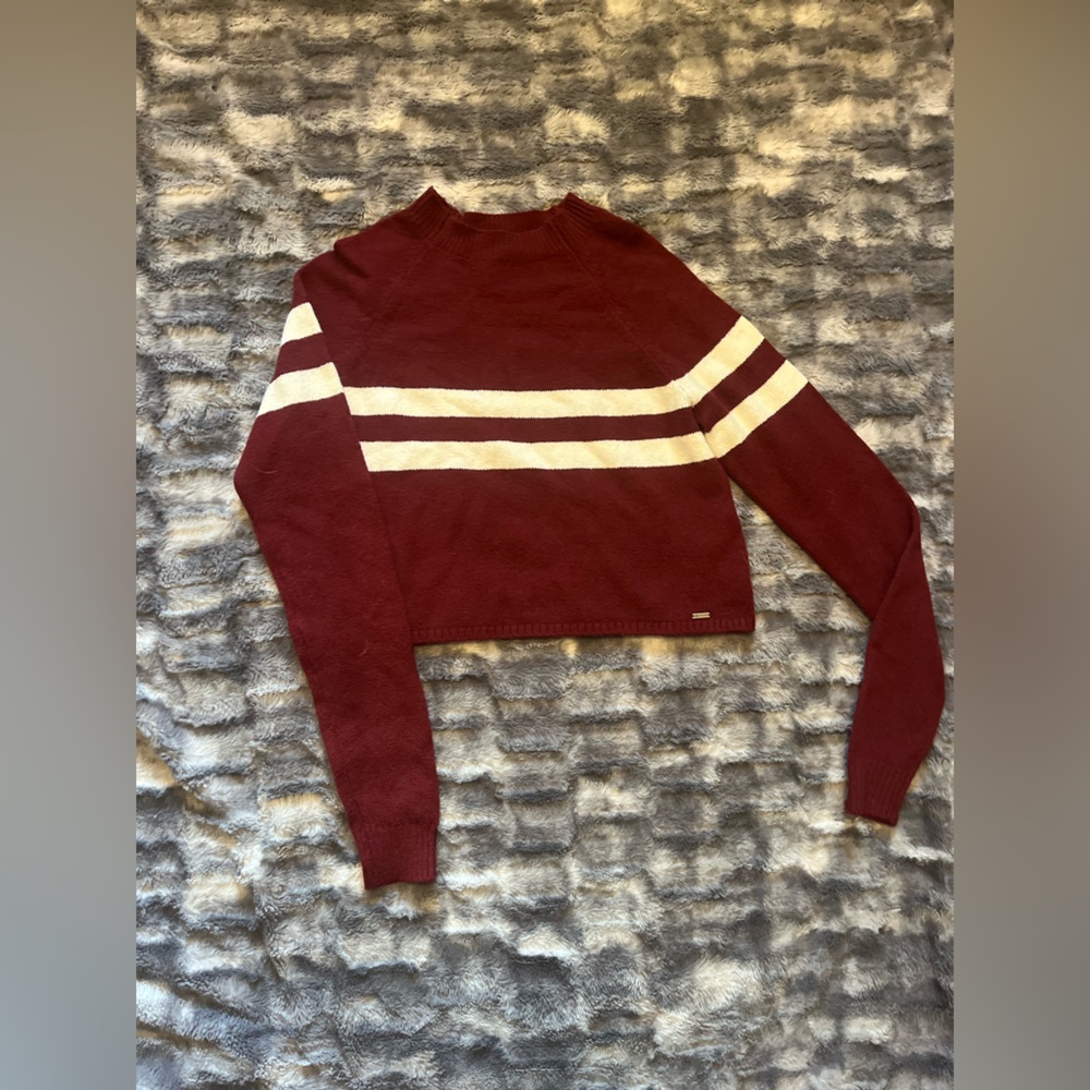 Hollister maroon sweater